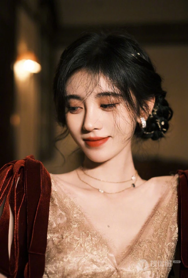 鞠婧祎优雅气质红丝绒肩带礼裙写真图片