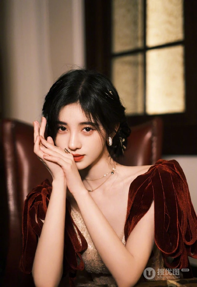 鞠婧祎优雅气质红丝绒肩带礼裙写真图片