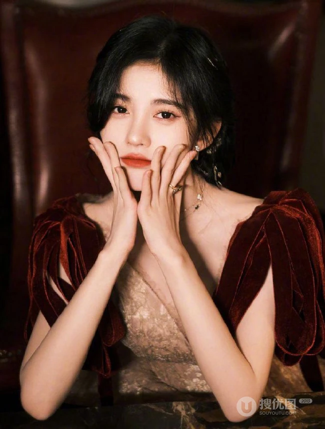 鞠婧祎优雅气质红丝绒肩带礼裙写真图片