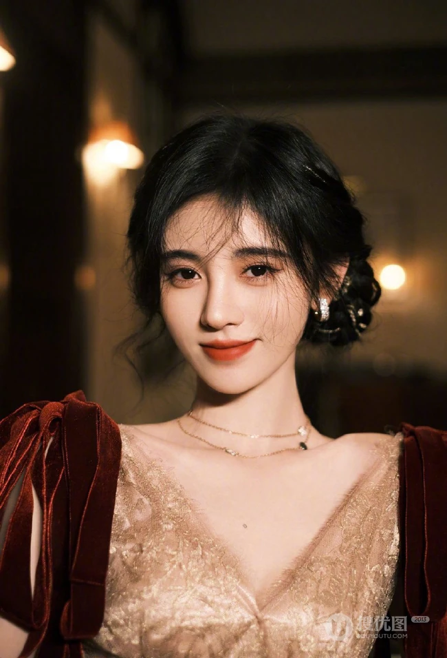 鞠婧祎优雅气质红丝绒肩带礼裙写真图片