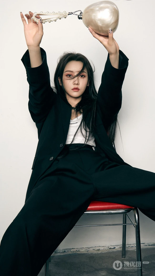 美女小姐姐姜贞羽酷黑穿搭手机壁纸图片