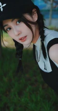 白露双麻花辫可爱打扮笑容甜美户外写真手机壁纸图片