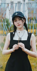 白露双麻花辫可爱打扮笑容甜美户外写真手机壁纸图片