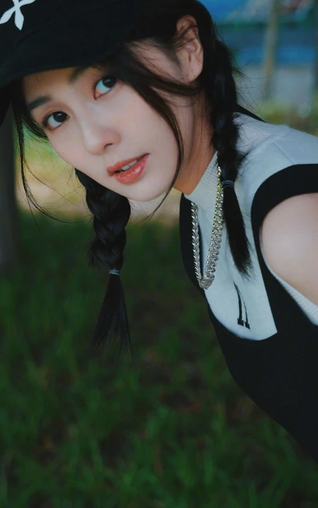 白露双麻花辫可爱打扮笑容甜美户外写真手机壁纸图片
