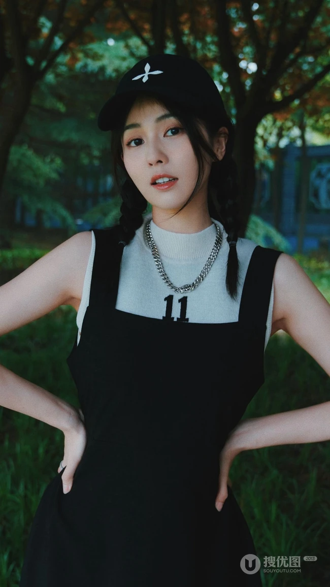 白露双麻花辫可爱打扮笑容甜美户外写真手机壁纸图片