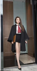 气质女生轻熟鱼子酱Fish职业装紧身白衣包臀裙袜装高跟高冷范上班图片