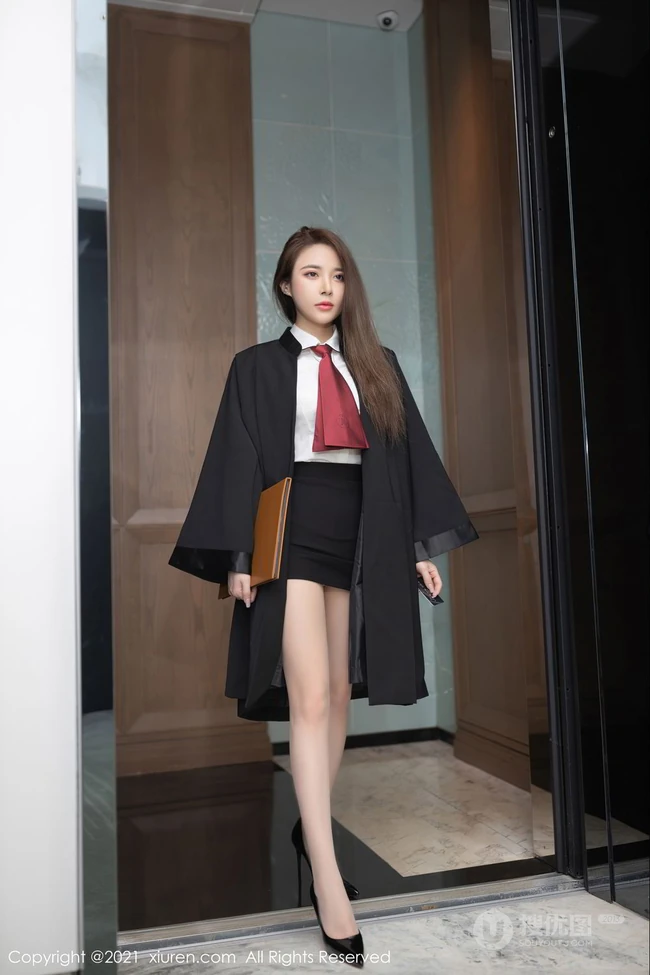 气质女生轻熟鱼子酱Fish职业装紧身白衣包臀裙袜装高跟高冷范上班图片