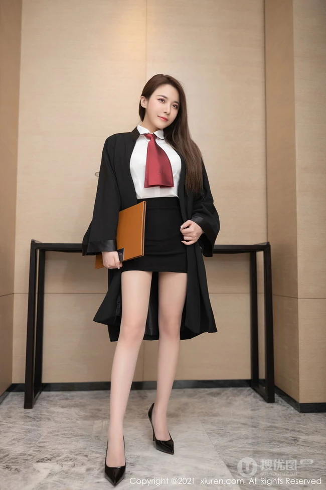 气质女生轻熟鱼子酱Fish职业装紧身白衣包臀裙袜装高跟高冷范上班图片
