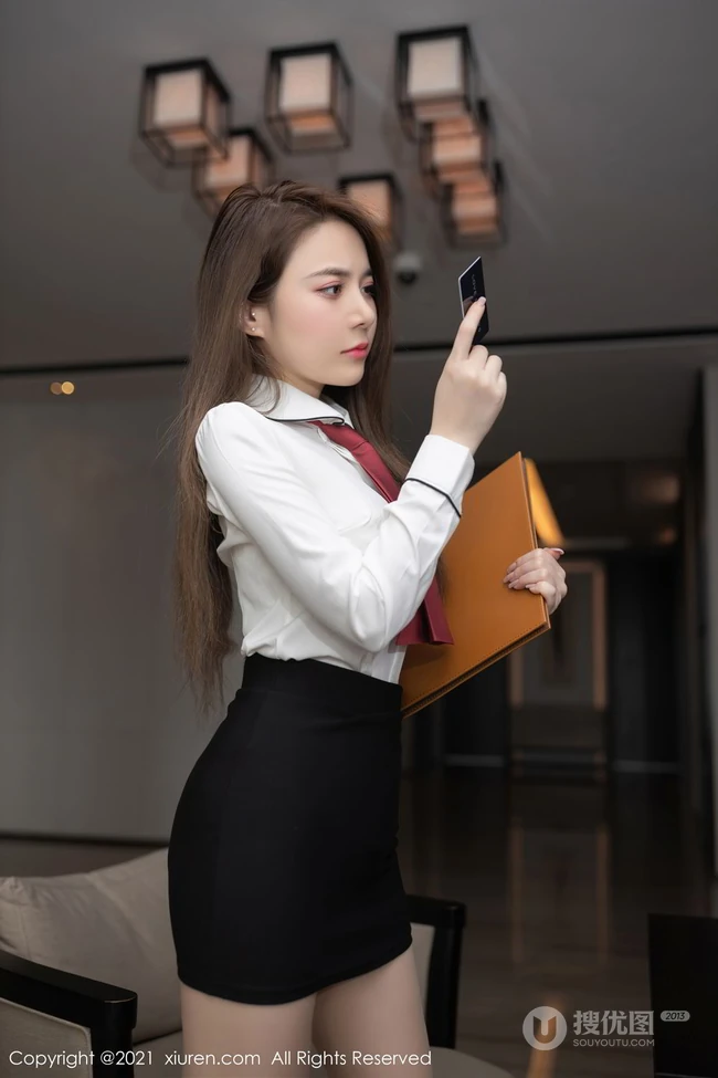气质女生轻熟鱼子酱Fish职业装紧身白衣包臀裙袜装高跟高冷范上班图片