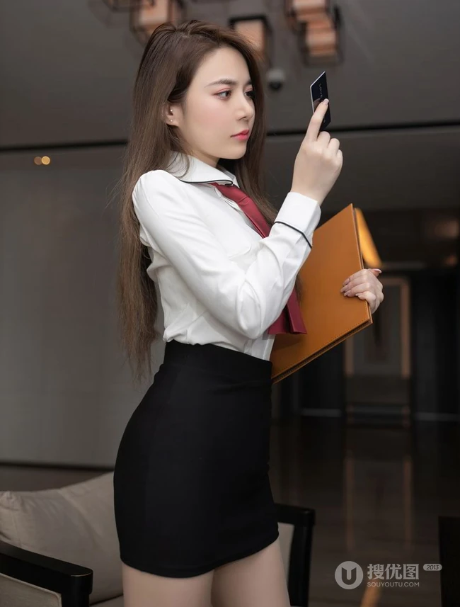 气质女生轻熟鱼子酱Fish职业装紧身白衣包臀裙袜装高跟高冷范上班图片