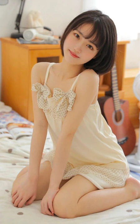 漂亮的短发少女小姐姐丝滑肩带睡裙短裤穿搭温柔可人居家图片