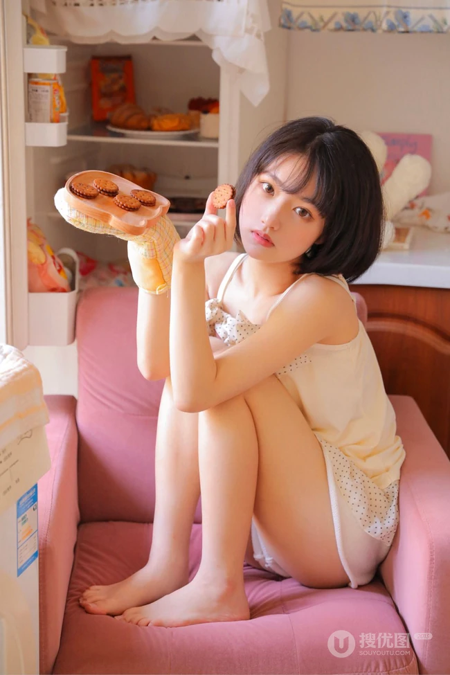 漂亮的短发少女小姐姐丝滑肩带睡裙短裤穿搭温柔可人居家图片