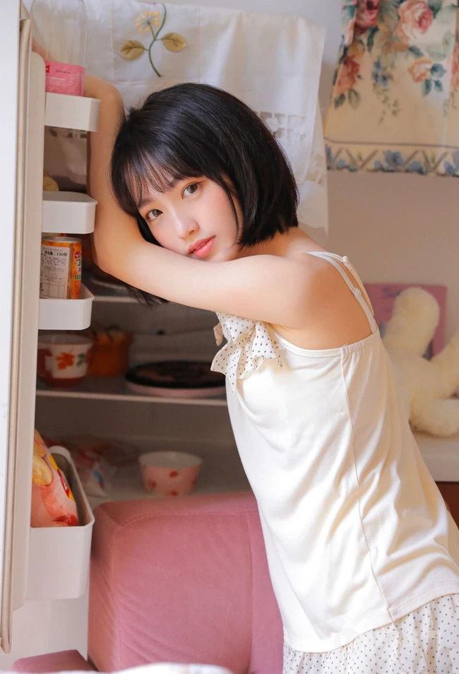 漂亮的短发少女小姐姐丝滑肩带睡裙短裤穿搭温柔可人居家图片