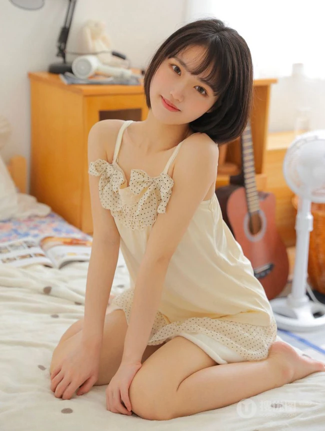 漂亮的短发少女小姐姐丝滑肩带睡裙短裤穿搭温柔可人居家图片