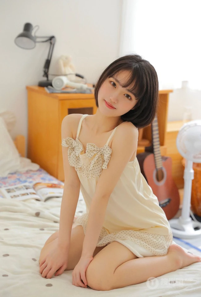 漂亮的短发少女小姐姐丝滑肩带睡裙短裤穿搭温柔可人居家图片