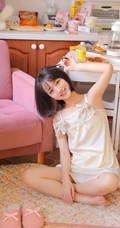 漂亮的短发少女小姐姐丝滑肩带睡裙短裤穿搭温柔可人居家图片