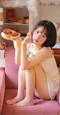 漂亮的短发少女小姐姐丝滑肩带睡裙短裤穿搭温柔可人居家图片
