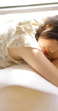 慵懒夏日双麻花辫少女小碎花衫搭配轻纱白裙居家温暖写真图片
