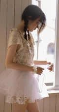 慵懒夏日双麻花辫少女小碎花衫搭配轻纱白裙居家温暖写真图片