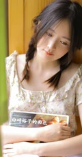 慵懒夏日双麻花辫少女小碎花衫搭配轻纱白裙居家温暖写真图片