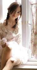 慵懒夏日双麻花辫少女小碎花衫搭配轻纱白裙居家温暖写真图片