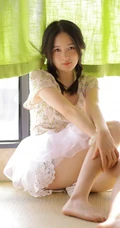 慵懒夏日双麻花辫少女小碎花衫搭配轻纱白裙居家温暖写真图片