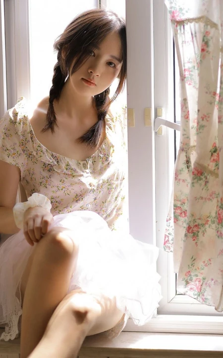慵懒夏日双麻花辫少女小碎花衫搭配轻纱白裙居家温暖写真图片
