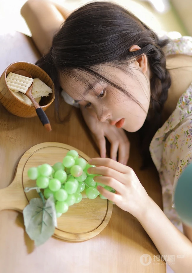 慵懒夏日双麻花辫少女小碎花衫搭配轻纱白裙居家温暖写真图片