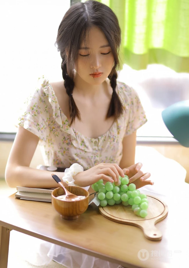 慵懒夏日双麻花辫少女小碎花衫搭配轻纱白裙居家温暖写真图片