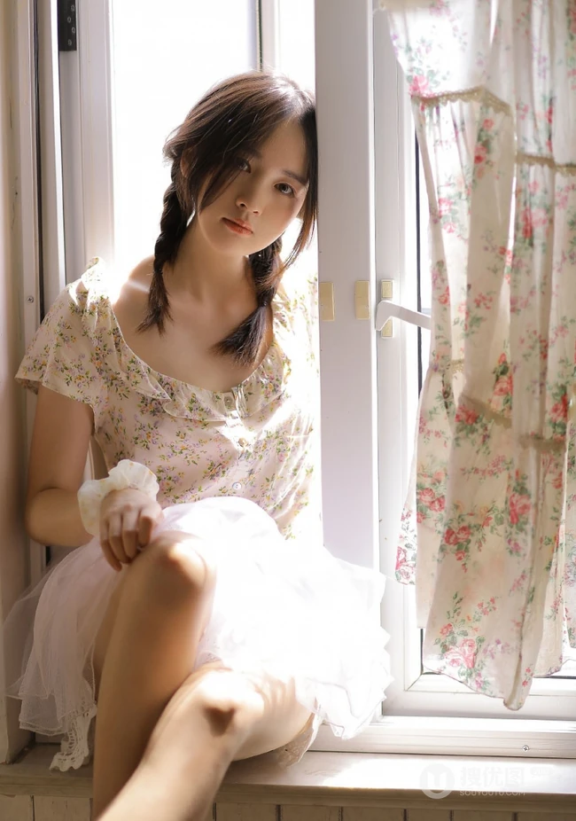 慵懒夏日双麻花辫少女小碎花衫搭配轻纱白裙居家温暖写真图片
