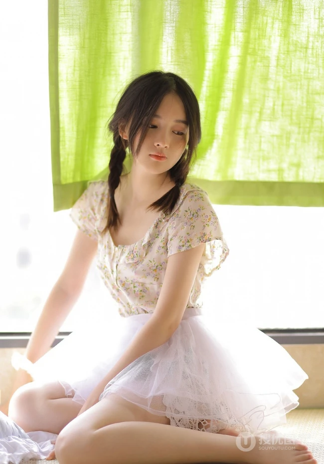慵懒夏日双麻花辫少女小碎花衫搭配轻纱白裙居家温暖写真图片