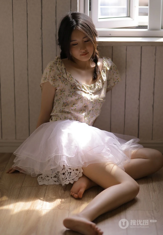慵懒夏日双麻花辫少女小碎花衫搭配轻纱白裙居家温暖写真图片
