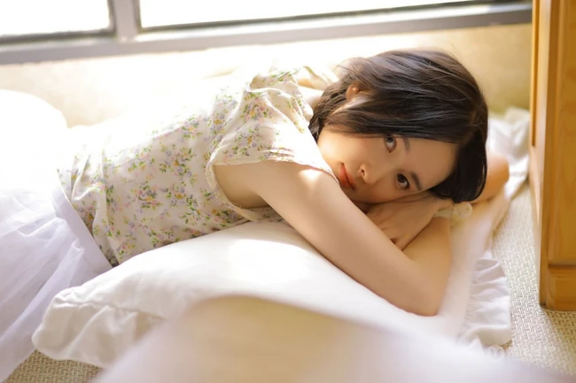 慵懒夏日双麻花辫少女小碎花衫搭配轻纱白裙居家温暖写真图片