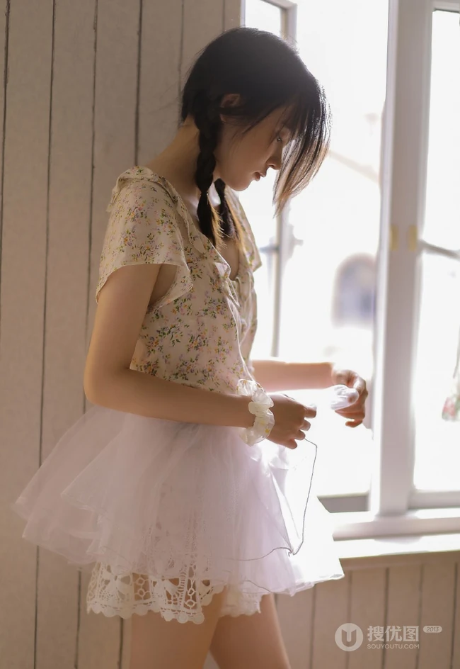 慵懒夏日双麻花辫少女小碎花衫搭配轻纱白裙居家温暖写真图片