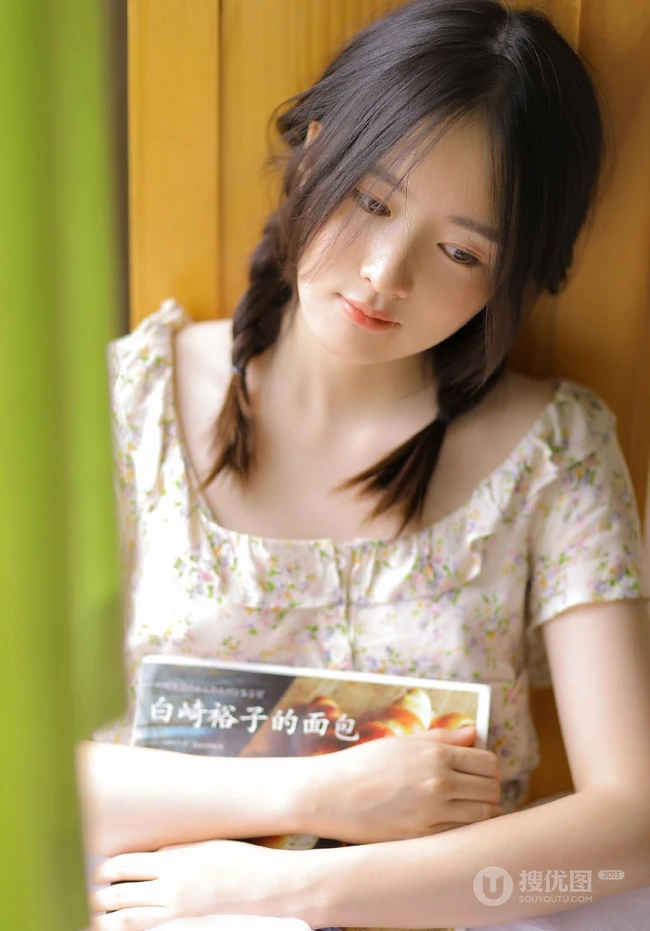 慵懒夏日双麻花辫少女小碎花衫搭配轻纱白裙居家温暖写真图片