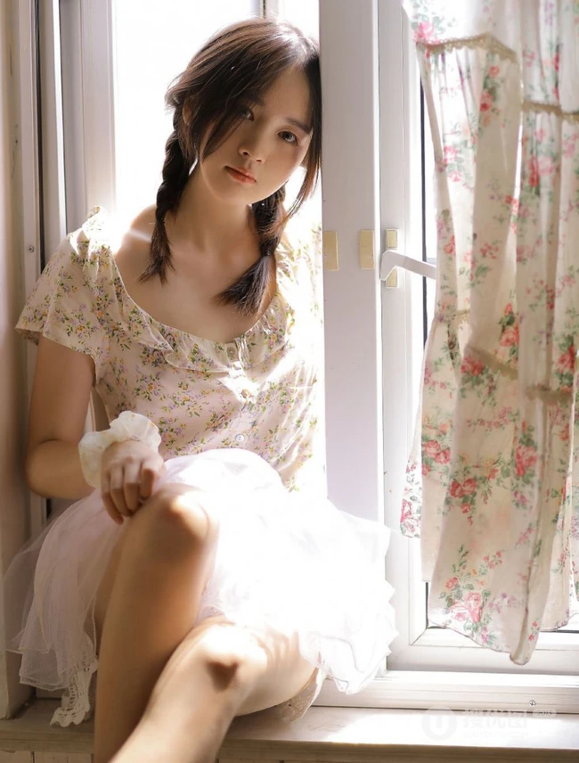 慵懒夏日双麻花辫少女小碎花衫搭配轻纱白裙居家温暖写真图片