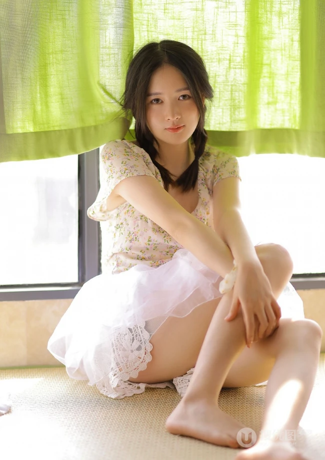 慵懒夏日双麻花辫少女小碎花衫搭配轻纱白裙居家温暖写真图片