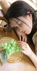 慵懒夏日双麻花辫少女小碎花衫搭配轻纱白裙居家温暖写真图片