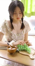慵懒夏日双麻花辫少女小碎花衫搭配轻纱白裙居家温暖写真图片