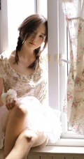 慵懒夏日双麻花辫少女小碎花衫搭配轻纱白裙居家温暖写真图片