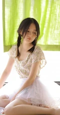 慵懒夏日双麻花辫少女小碎花衫搭配轻纱白裙居家温暖写真图片