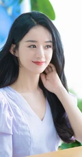 赵丽颖秀发披肩伺弄花草写真，身着肩带黄裙尽显温柔气质魅力
