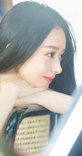 赵丽颖秀发披肩伺弄花草写真，身着肩带黄裙尽显温柔气质魅力