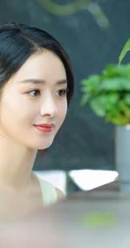 赵丽颖秀发披肩伺弄花草写真，身着肩带黄裙尽显温柔气质魅力