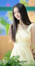 赵丽颖秀发披肩伺弄花草写真，身着肩带黄裙尽显温柔气质魅力