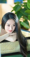 赵丽颖秀发披肩伺弄花草写真，身着肩带黄裙尽显温柔气质魅力
