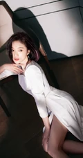 吴宣仪身着连衣白裙巧笑嫣然居家沙发光影写真图片