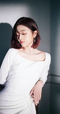 吴宣仪身着连衣白裙巧笑嫣然居家沙发光影写真图片