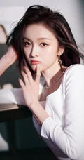 吴宣仪身着连衣白裙巧笑嫣然居家沙发光影写真图片