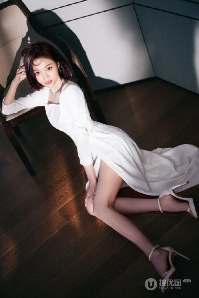 吴宣仪身着连衣白裙巧笑嫣然居家沙发光影写真图片